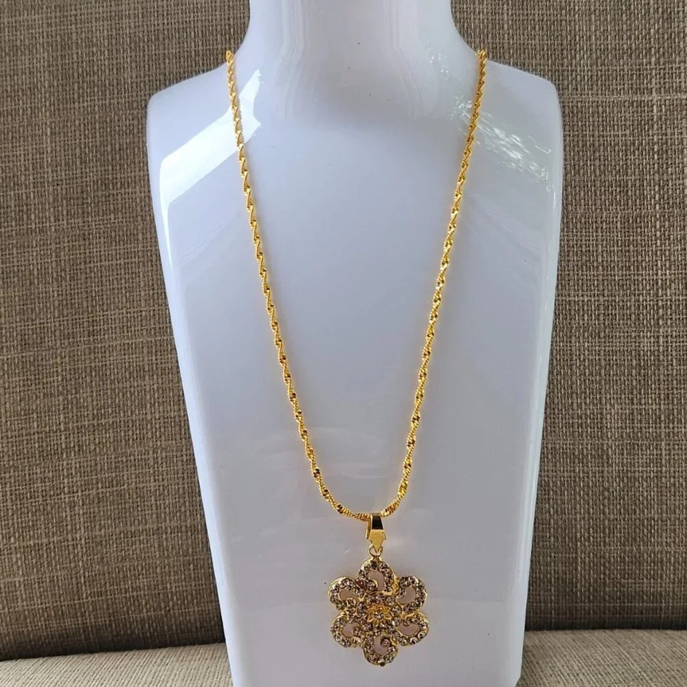 Women Necklace Fashion Gole Tone Crystals Accent Pendant Fashion Jewelry, New
